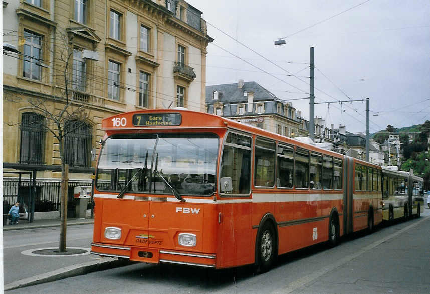 (067'623) - TN Neuchtel - Nr. 160 - FBW/Hess Gelenktrolleybus (ex Nr. 60) am 22. Mai 2004 in Neuchtel, Place Pury