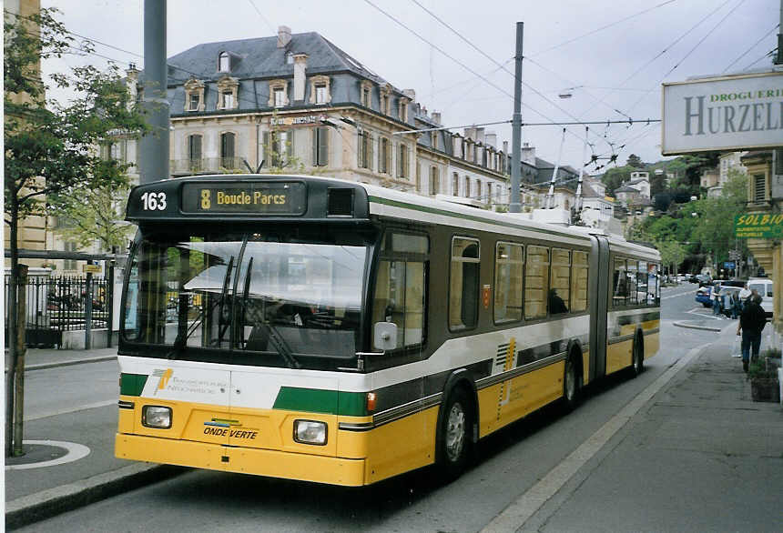 (067'624) - TN Neuchtel - Nr. 163 - FBW/Hess Gelenktrolleybus am 22. Mai 2004 in Neuchtel, Place Pury