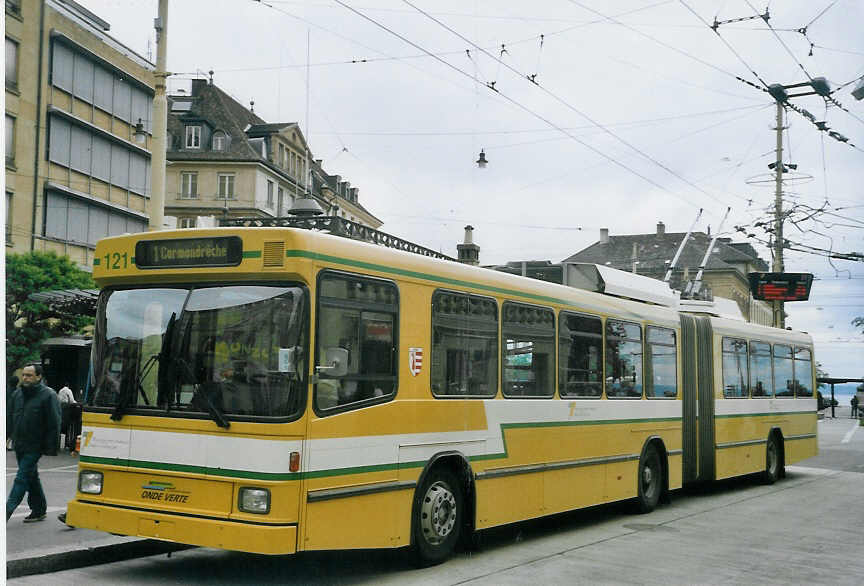(067'631) - TN Neuchtel - Nr. 121 - NAW/Hess Gelenktrolleybus am 22. Mai 2004 in Neuchtel, Place Pury