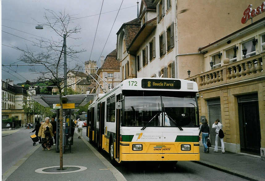 (067'632) - TN Neuchtel - Nr. 172 - FBW/Hess Gelenktrolleybus am 22. Mai 2004 in Neuchtel, Place Pury