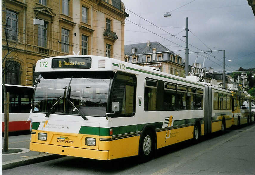 (067'633) - TN Neuchtel - Nr. 172 - FBW/Hess Gelenktrolleybus am 22. Mai 2004 in Neuchtel, Place Pury