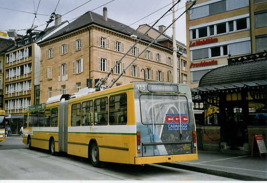 (067'634) - TN Neuchtel - Nr. 115 - NAW/Hess Gelenktrolleybus am 22. Mai 2004 in Neuchtel, Place Pury