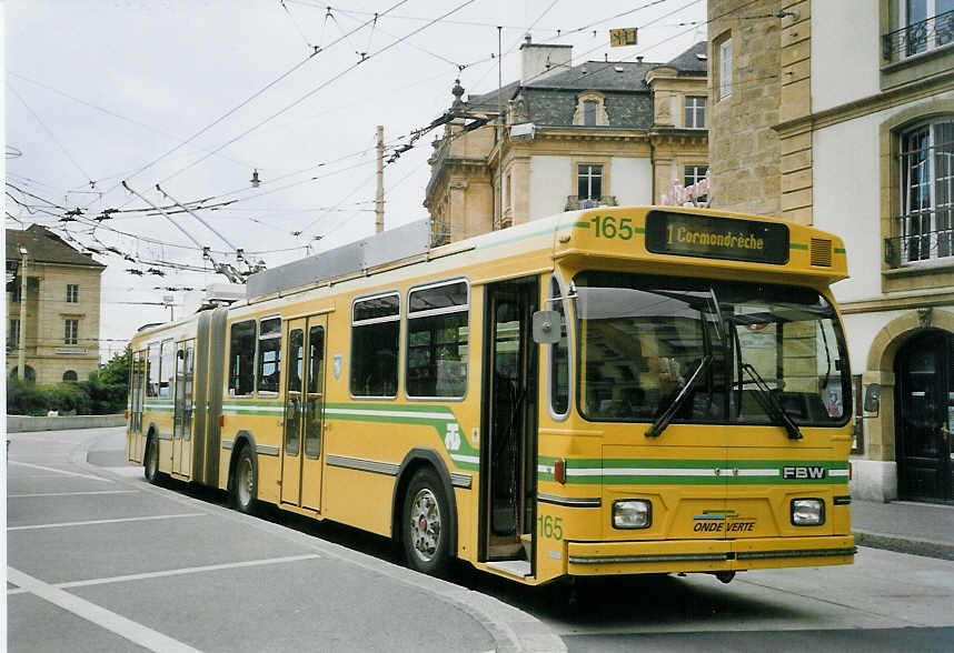 (067'701) - TN Neuchtel - Nr. 165 - FBW/Hess Gelenktrolleybus am 22. Mai 2004 in Neuchtel, Place Pury
