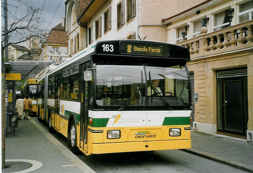 (067'711) - TN Neuchtel - Nr. 163 - FBW/Hess Gelenktrolleybus am 22. Mai 2004 in Neuchtel, Place Pury