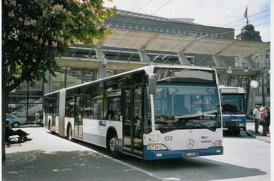 (067'810) - VBL Luzern - Nr. 133/LU 15'006 - Mercedes am 23. Mai 2004 beim Bahnhof Luzern