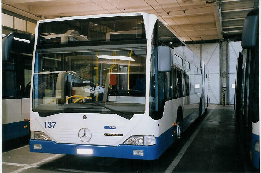 (067'816) - VBL Luzern - Nr. 137/LU 199'437 - Mercedes am 23. Mai 2004 in Luzern, Depot
