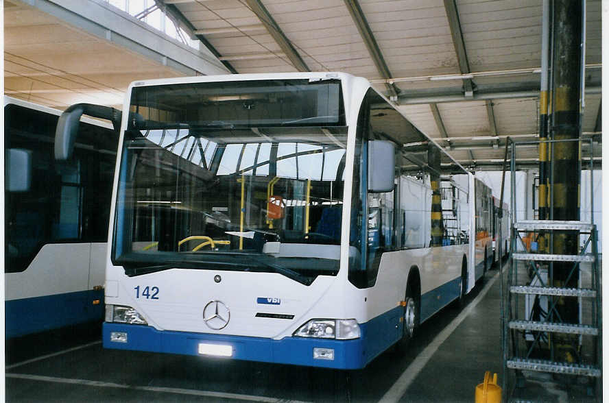 (067'819) - VBL Luzern - Nr. 142/LU 199'442 - Mercedes am 23. Mai 2004 in Luzern, Depot