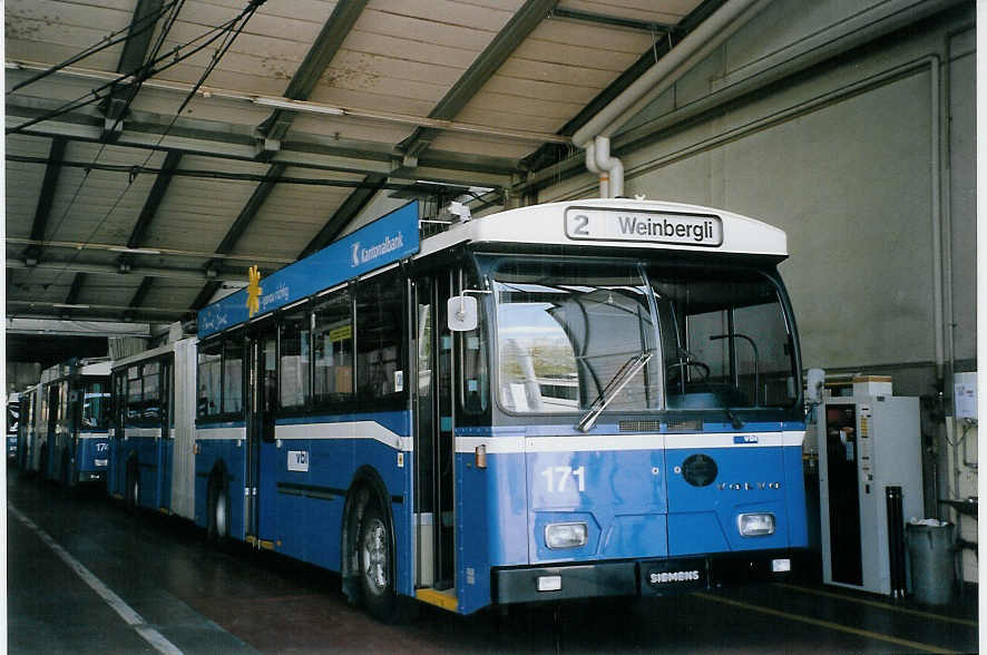 (067'821) - VBL Luzern - Nr. 171 - Volvo/Hess Gelenktrolleybus am 23. Mai 2004 in Luzern, Depot
