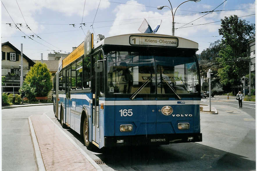 (067'907) - VBL Luzern - Nr. 165 - Volvo/Hess Gelenktrolleybus am 23. Mai 2004 in Kriens, Endstation