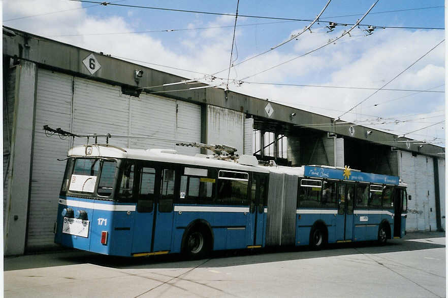 (068'001) - VBL Luzern - Nr. 171 - Volvo/Hess Gelenktrolleybus am 23. Mai 2004 in Luzern, Depot