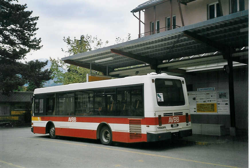 (068'015) - AVBB Schwanden - Nr. 3/BE 216'402 - Volvo/Berkhof am 23. Mai 2004 in Meiringen, Postautostation