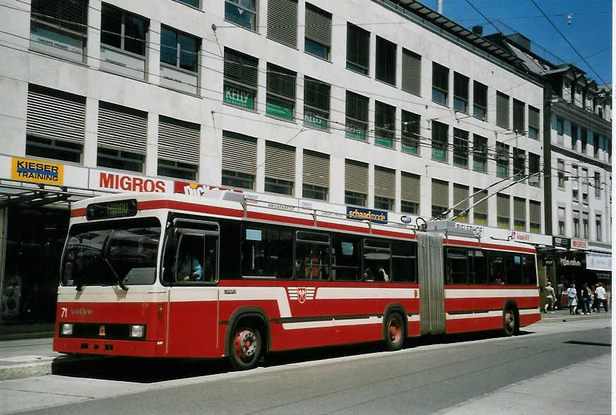 (068'103) - VB Biel - Nr. 71 - Volvo/R&J Gelenktrolleybus am 29. Mai 2004 in Biel, Guisanplatz
