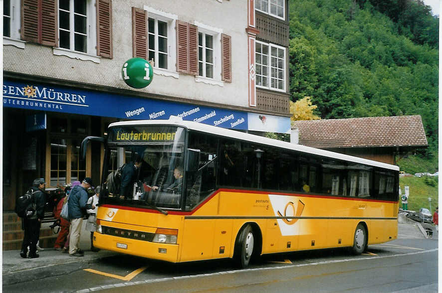 (068'301) - Schmocker, Stechelberg - Nr. 1/BE 476'514 - Setra am 13. Juni 2004 beim Bahnhof Lauterbrunnen
