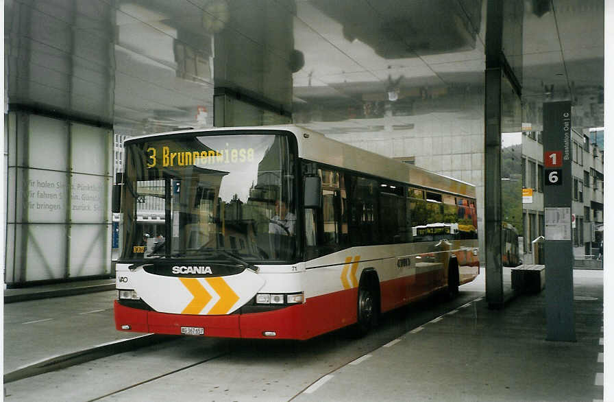 (068'414) - RVBW Wettingen - Nr. 71/AG 367'657 - Scania/Hess am 19. Juni 2004 beim Bahnhof Baden