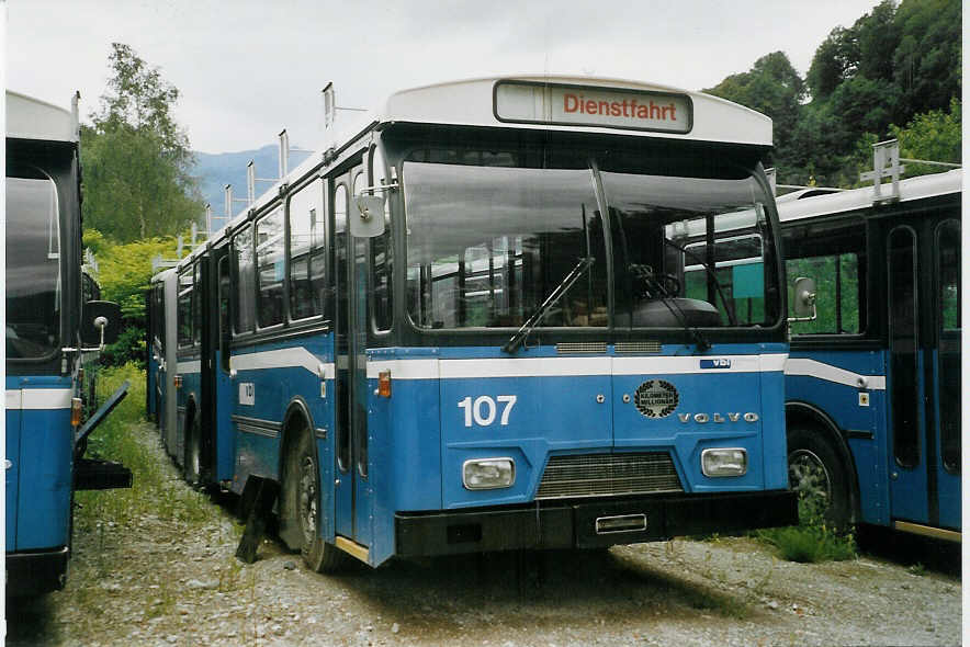 (068'609) - VBL Luzern - Nr. 107 - Volvo/Hess am 19. Juni 2004 in Nfels