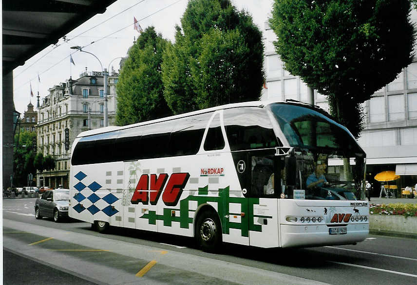 (068'724) - Aus Deutschland: AVG Ettingen - KA-AV 9637 - Neoplan am 27. Juni 2004 beim Bahnhof Luzern 