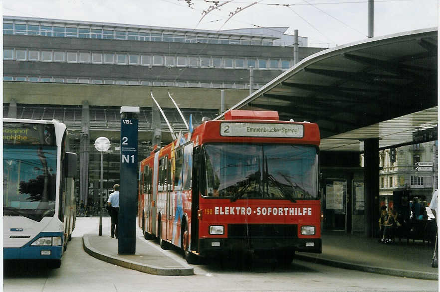 (068'726) - VBL Luzern - Nr. 198 - NAW/Hess Gelenktrolleybus am 27. Juni 2004 beim Bahnhof Luzern