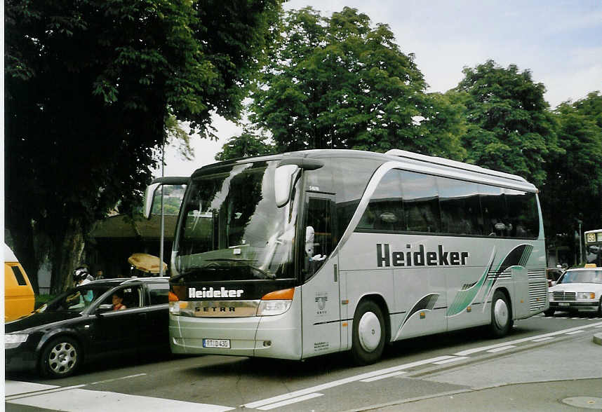 (068'733) - Aus Deutschland: Heideker, Mnsingen - RT-D 430 - Setra am 27. Juni 2004 beim Bahhof Luzern