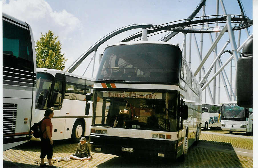 (068'911) - Aus der Schweiz: Kunz+Maurer, Burgistein - Nr. 14/BE 441'014 - Neoplan am 6. Juli 2004 in Rust, Europapark