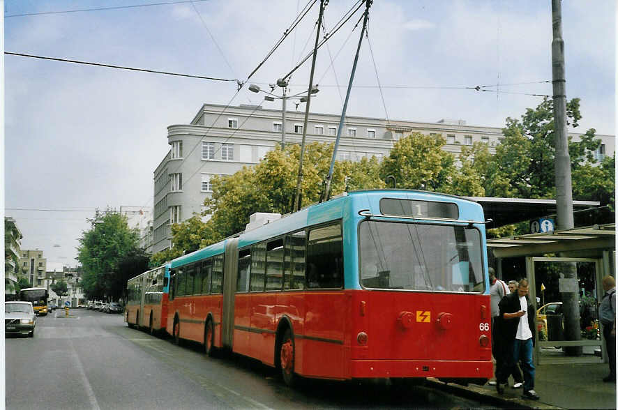 (069'008) - VB Biel - Nr. 66 - Volvo/R&J Gelenktrolleybus am 7. Juli 2004 beim Bahnhof Biel