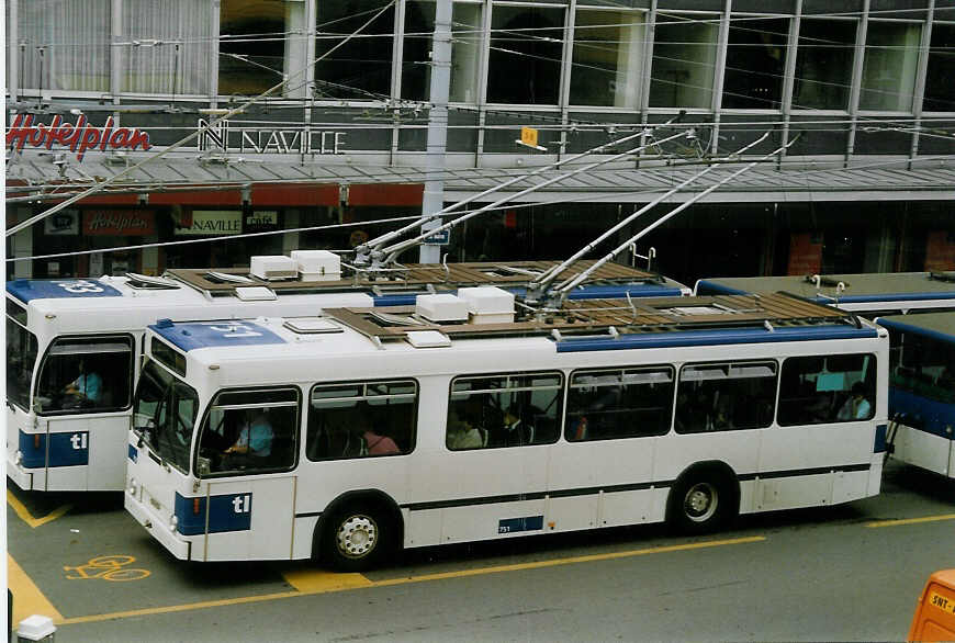 (069'106) - TL Lausanne - Nr. 751 - NAW/Lauber Trolleybus am 8. Juli 2004 in Lausanne, Place Riponne