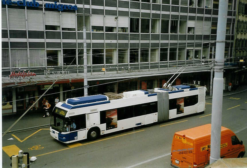 (069'115) - TL Lausanne - Nr. 808/VD 168'812 - Neoplan Gelenkduobus am 8. Juli 2004 in Lausanne, Place Riponne