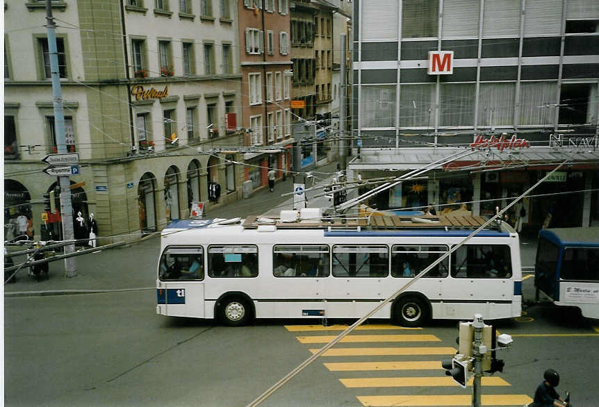 (069'119) - TL Lausanne - Nr. 761 - NAW/Lauber Trolleybus am 8. Juli 2004 in Lausanne, Place Riponne