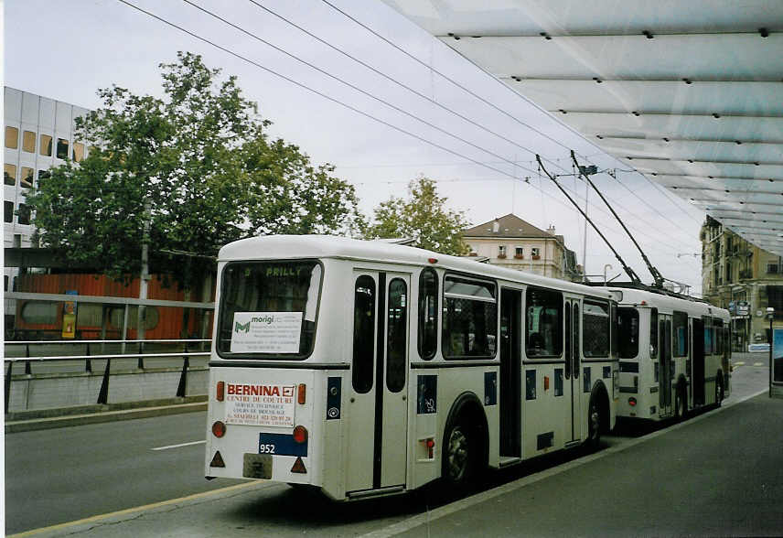 (069'133) - TL Lausanne - Nr. 952 - Rochat/Lauber Personenanhnger am 8. Juli 2004 in Lausanne, Chauderon