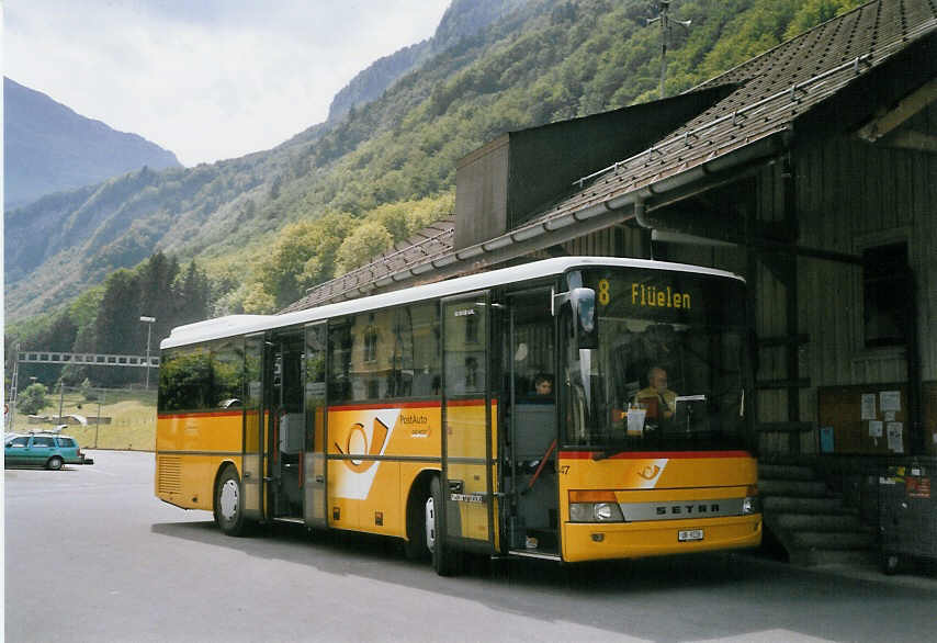 (069'501) - AAGU Altdorf - Nr. 47/UR 9226 - Setra am 17. Juli 2004 beim Bahnhof Linthal