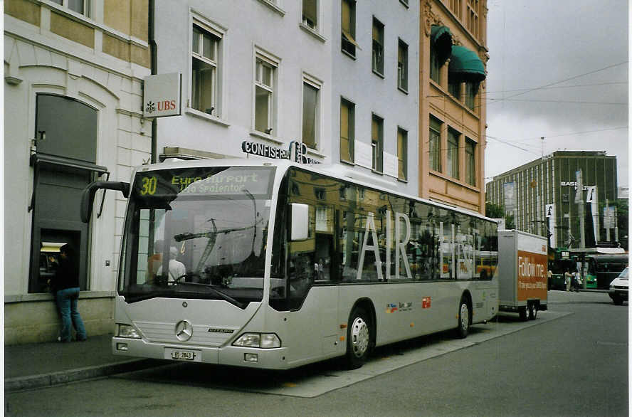 (069'627) - PostAuto Nordwestschweiz - BS 2843 - Mercedes (ex P 25'265) am 24. Juli 2004 beim Bahnhof Basel