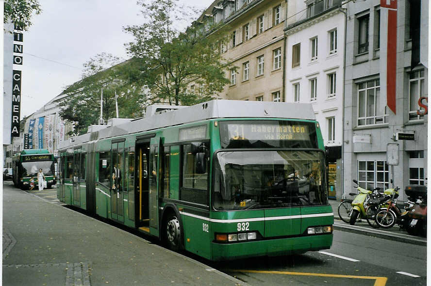 (069'630) - BVB Basel - Nr. 932 - Neoplan Gelenktrolleybus am 24. Juli 2004 in Basel, Claraplatz