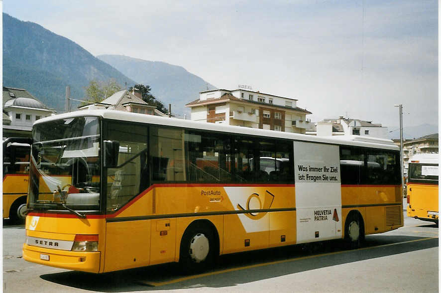 (069'806) - PostAuto Oberwallis - VS 245'887 - Setra am 31. Juli 2004 beim Bahnhof Brig