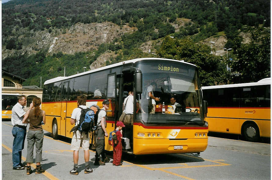 (069'807) - PostAuto Oberwallis - VS 243'887 - Neoplan (ex P 25'153) am 31. Juli 2004 beim Bahnhof Brig