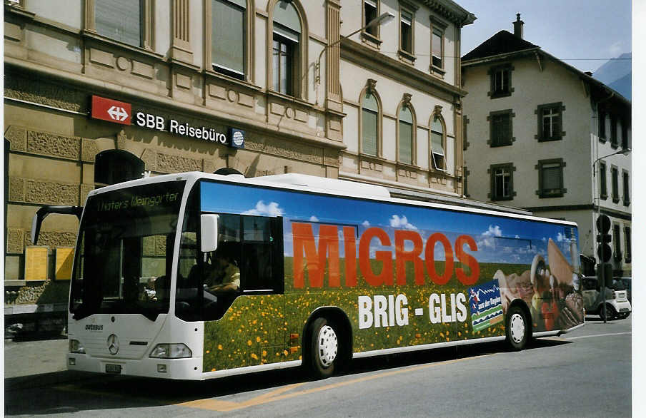 (069'811) - PostAuto Oberwallis - VS 241'962 - Mercedes am 31. Juli 2004 beim Bahnhof Brig