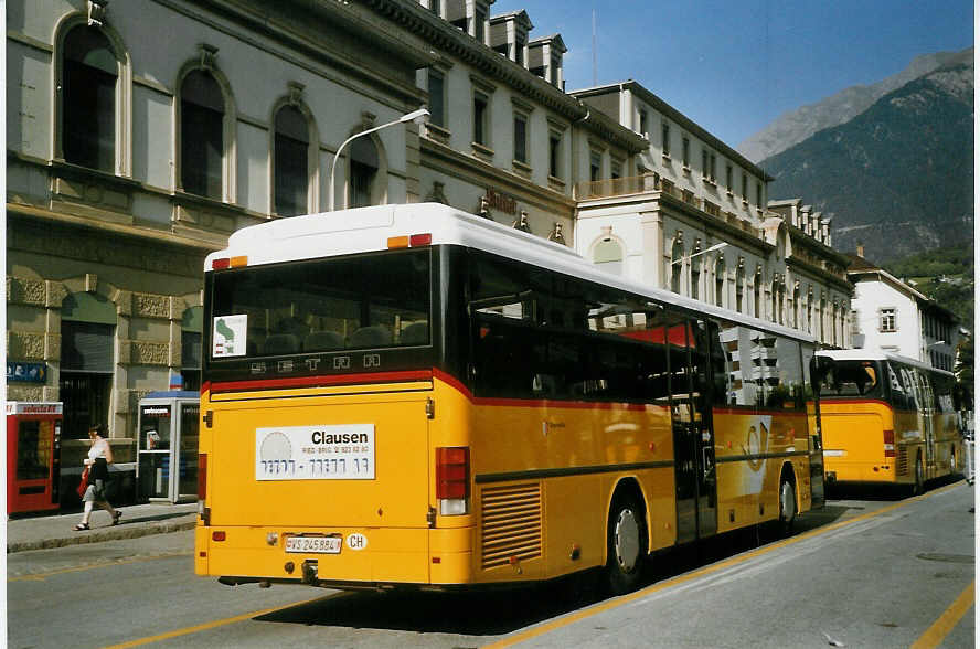 (069'820) - PostAuto Oberwallis - VS 245'884 - Setra am 31. Juli 2004 beim Bahnhof Brig