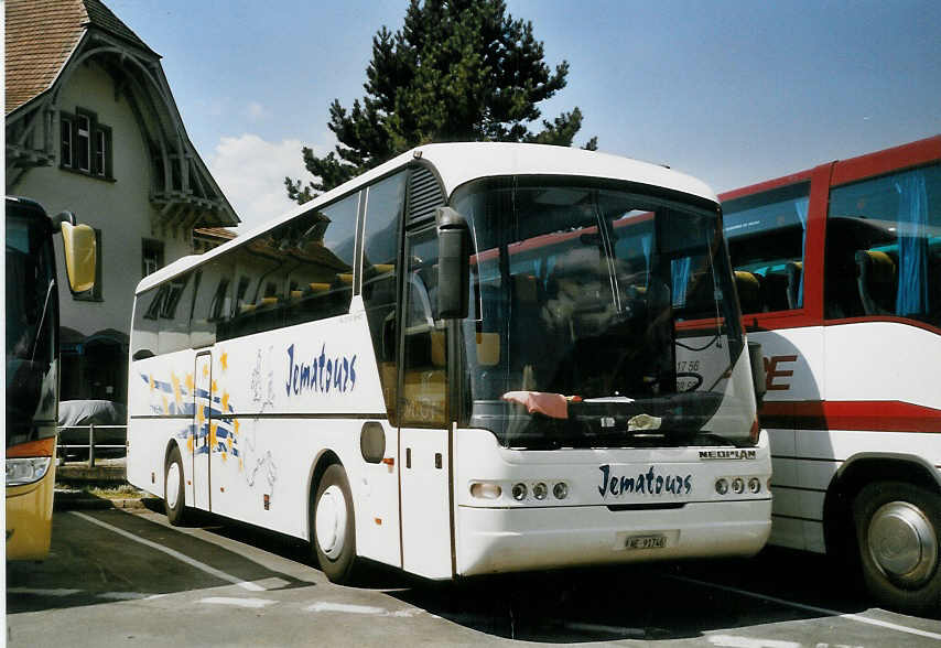 (069'826) - Jematours, La Cte-aux-Fes - NE 91'746 - Neoplan am 1. August 2004 beim Bahnhof Interlaken West
