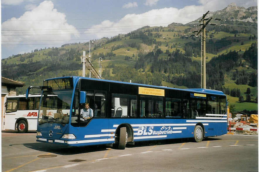 (069'907) - AFA Adelboden - Nr. 1/BE 19'692 - Mercedes am 1. August 2004 beim Bahnhof Frutigen