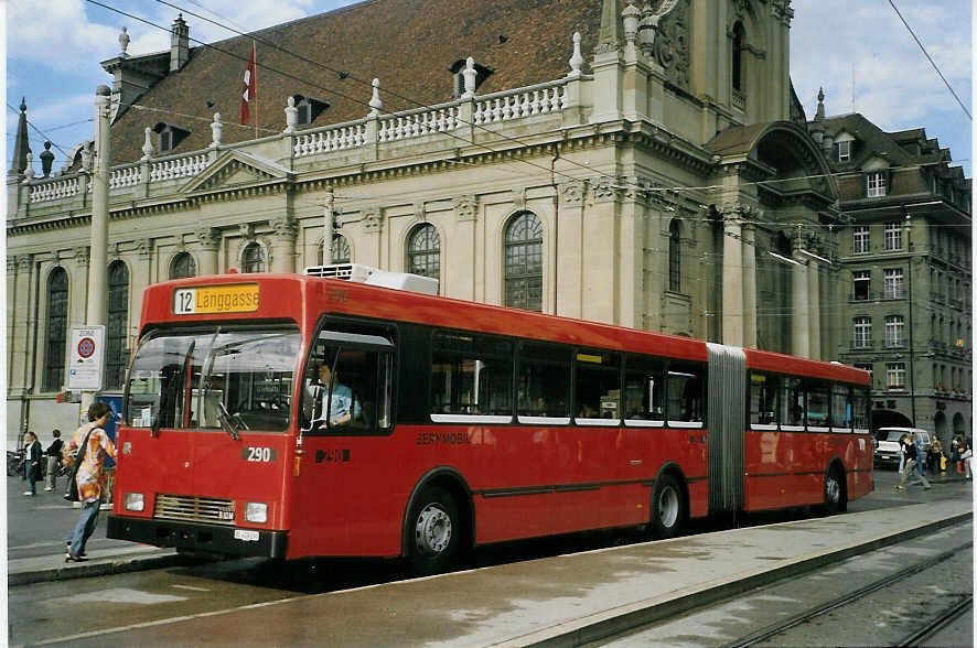 (070'004) - Bernmobil, Bern - Nr. 290/BE 419'290 - Volvo/R&J-Hess-Gangloff am 19. August 2004 beim Bahnhof Bern