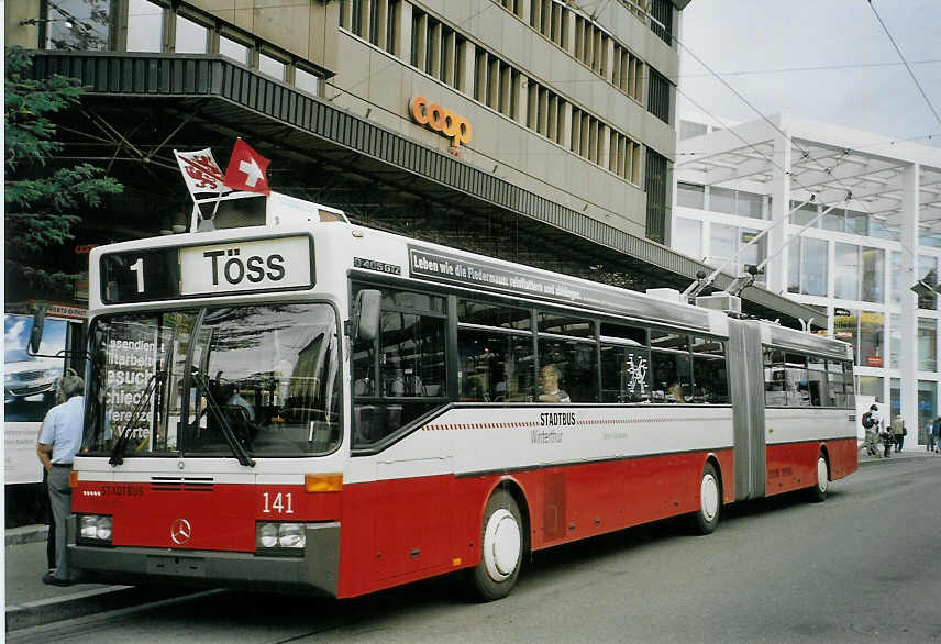 (070'012) - SW Winterthur - Nr. 141 - Mercedes Gelenktrolleybus am 21. August 2004 beim Hauptbahnhof Winterthur