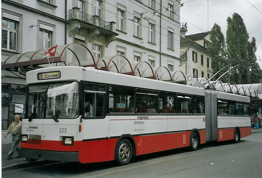 (070'018) - SW Winterthur - Nr. 123 - Saurer/FHS Gelenktrolleybus am 21. August 2004 beim Hauptbahnhof Winterthur