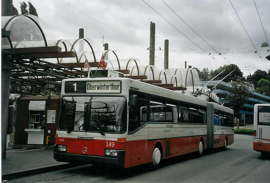 (070'020) - SW Winterthur - Nr. 149 - Mercedes Gelenktrolleybus am 21. August 2004 beim Hauptbahnhof Winterthur