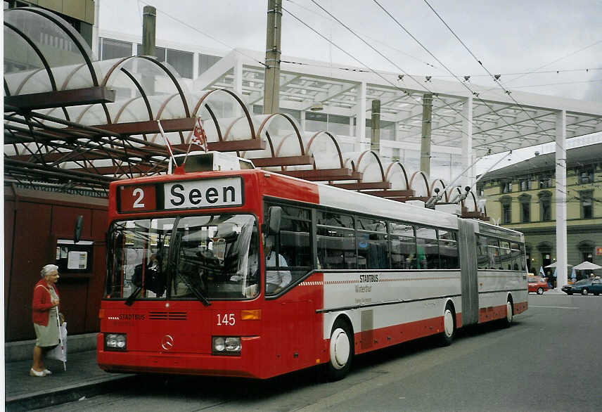 (070'021) - SW Winterthur - Nr. 145 - Mercedes Gelenktrolleybus am 21. August 2004 beim Hauptbahnhof Winterthur