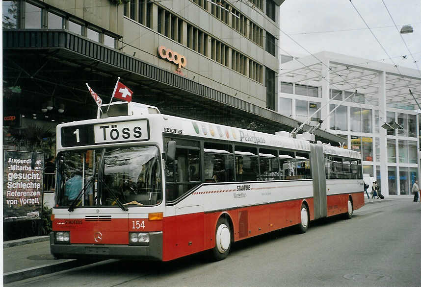 (070'027) - SW Winterthur - Nr. 154 - Mercedes Gelenktrolleybus am 21. August 2004 beim Hauptbahnhof Winterthur