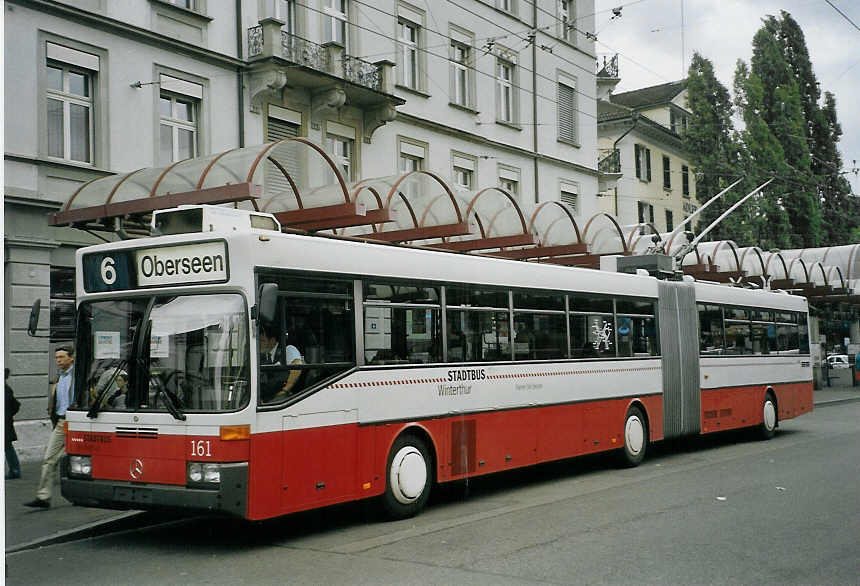 (070'031) - SW Winterthur - Nr. 161 - Mercedes Gelenktrolleybus am 21. August 2004 beim Hauptbahnhof Winterthur
