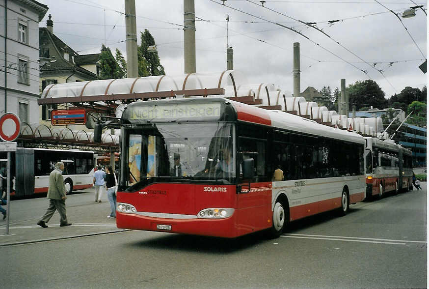 (070'036) - SW Winterthur - Nr. 284/ZH 719'284 - Solaris am 21. August 2004 beim Hauptbahnhof Winterthur