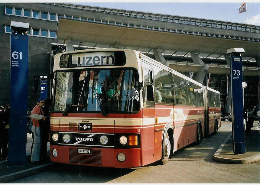 (070'328) - ARAG Ruswil - Nr. 15/LU 15'752 - Volvo/Van Hool am 21. August 2004 beim Bahnhof Luzern
