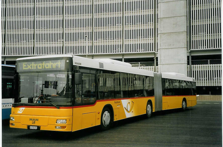 (070'807) - PostAuto Zrich - Nr. 21/ZH 780'686 - MAN (ex P 26'016) am 11. September 2004 in Zrich, Flughafen