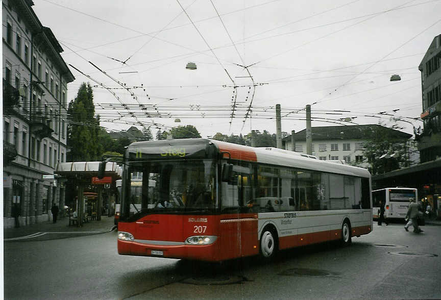 (071'032) - SW Winterthur - Nr. 207/ZH 730'207 - Solaris am 15. September 2004 beim Hauptbahnhof Winterthur