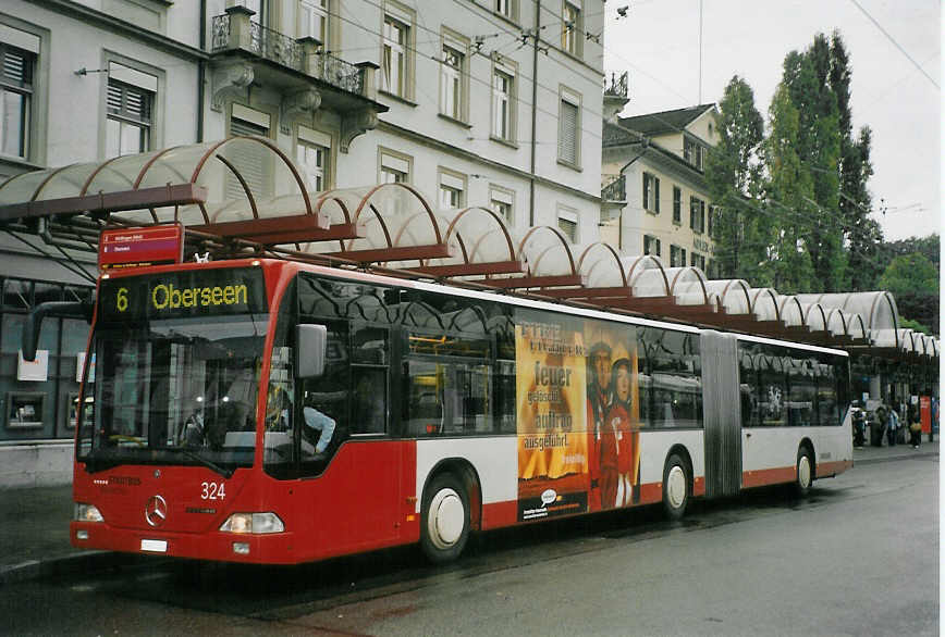 (071'036) - SW Winterthur - Nr. 324/ZH 687'324 - Mercedes am 15. September 2004 beim Hauptbahnhof Winterthur