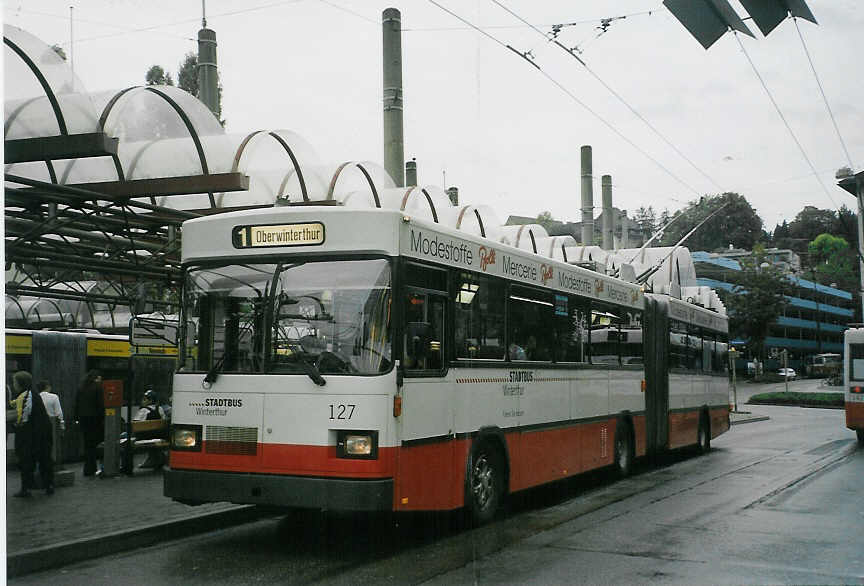 (071'104) - SW Winterthur - Nr. 127 - Saurer/FHS Gelenktrolleybus am 15. September 2004 beim Hauptbahnhof Winterthur